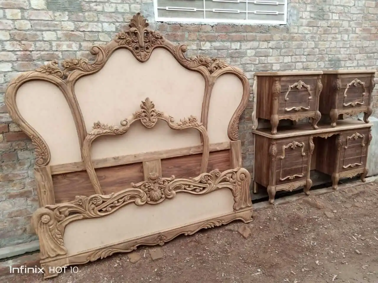 Cladsi Raw Sheesham Carved Bed